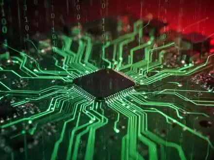 Nahaufnahme einer leuchtend grünen Leiterplatte mit abstrakten digitalen Linien und Binärcode, die Cybersicherheit und Datendiebstahl vermittelt. - Foto: über boerse-global.de