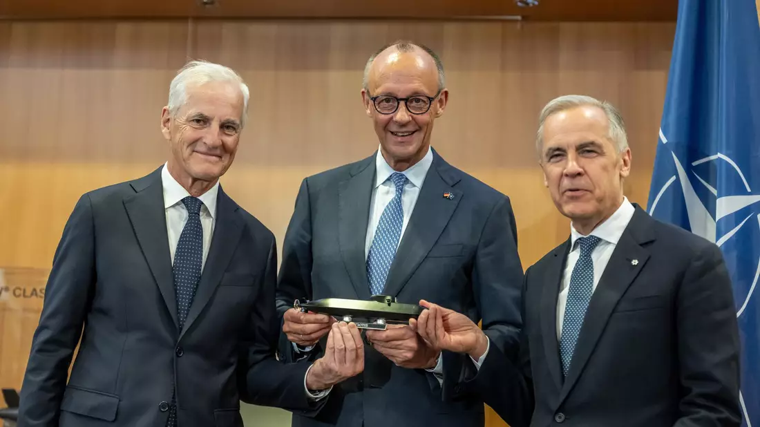 Kanzler Merz freut sich mit Kanadas Premier Mark Carney (l.) und dem Ministerpräsidenten von Norwegen, Jonas Gahr Støre (r.), über den U-Boot-Deal. - Bild: Michael Kappeler/dpa-Pool/dpa
