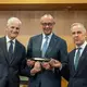 Kanzler Merz freut sich mit Kanadas Premier Mark Carney (l.) und dem Ministerpräsidenten von Norwegen, Jonas Gahr Støre (r.), über den U-Boot-Deal. - Bild: Michael Kappeler/dpa-Pool/dpa