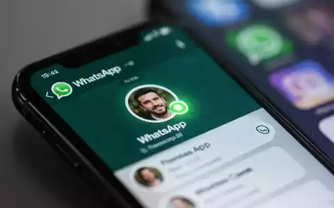 Ein Smartphone-Bildschirm mit der WhatsApp-App, das Profilbild eines Kontakts durch einen kleinen, leuchtend grünen Punkt hervorgehoben. - Foto: über boerse-global.de