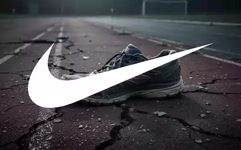 Ein einzelner, abgenutzter Laufschuh auf einer trostlosen, rissigen Laufbahn, in melancholisches Licht getaucht, symbolisiert Rückgang. - Foto: über boerse-global.de