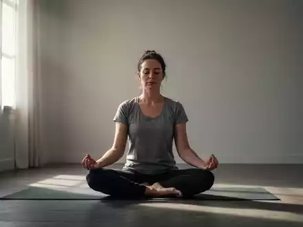 Eine Person sitzt in einer ruhigen, minimalistischen Umgebung in Meditationshaltung, umgeben von sanftem Licht. - Foto: über boerse-global.de