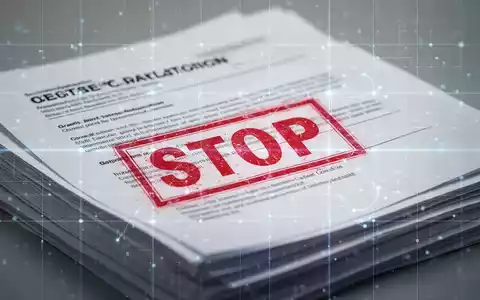Ein Stapel von Finanzdokumenten oder Förderanträgen mit einem roten 'STOP'-Stempel, der eine Einstellung symbolisiert. - Foto: über boerse-global.de