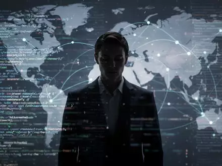 Eine Person steht vor einem Bildschirm mit verschwommenen Datenströmen, symbolisierend Datenschutz und rechtliche Komplexität. - Foto: über boerse-global.de