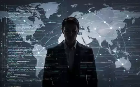 Eine Person steht vor einem Bildschirm mit verschwommenen Datenströmen, symbolisierend Datenschutz und rechtliche Komplexität. - Foto: über boerse-global.de