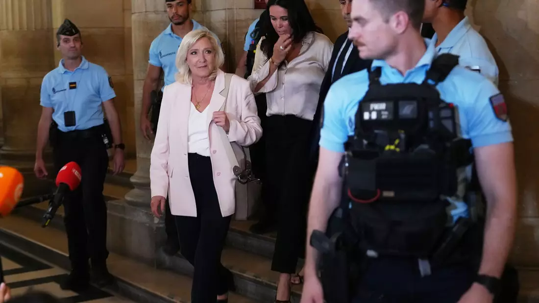 Zu erwarten ist, dass Le Pen das Gerichtsverfahren gegen sie im Wahlkampf stark zum Thema machen wird. (Archivbild) - Bild: Aurelien Morissard/AP/dpa