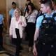 Zu erwarten ist, dass Le Pen das Gerichtsverfahren gegen sie im Wahlkampf stark zum Thema machen wird. (Archivbild) - Bild: Aurelien Morissard/AP/dpa