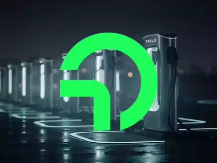 Moderne Ladesäulen für Elektrofahrzeuge, subtil beleuchtet, vor einem dunklen Hintergrund. Die Szene wirkt innovativ und zukunftsweisend. - Foto: über boerse-global.de