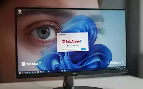 Nahaufnahme eines LG-Monitors mit Windows 11-Desktop und kleiner McAfee-Werbung. Benutzerauge spiegelt sich. - Foto: über boerse-global.de