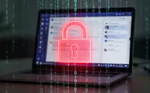 Leuchtend rotes Vorhängeschloss-Symbol über verschwommenem Laptop-Bildschirm mit Microsoft Teams und Binärcode, symbolisiert eine Cybersicherheitsbedrohung. - Foto: über boerse-global.de