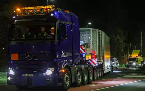 Ein Schwerlasttransporter verlässt mit einem Castor-Behälter den Standort Jülich. (Archivbild)  - Foto: Christoph Reichwein/dpa