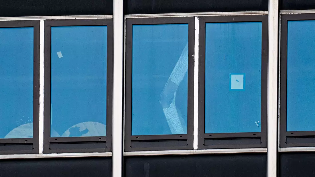 Ein eingeknickter Stützpfeiler ist durch ein Fenster zu sehen. - Bild: Angelina Katsanis/AP/dpa