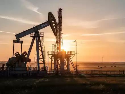 Eine stilisierte Ölplattform oder geothermisches Kraftwerk in der ungarischen Puszta bei Sonnenaufgang. - Foto: über boerse-global.de