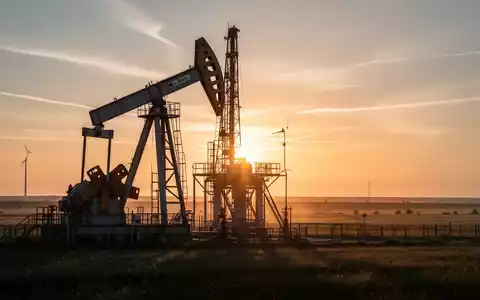 Eine stilisierte Ölplattform oder geothermisches Kraftwerk in der ungarischen Puszta bei Sonnenaufgang. - Foto: über boerse-global.de