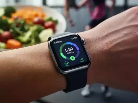 Eine Nahaufnahme eines Smartwatches am Handgelenk, das eine Kalorienzähl-App anzeigt, mit verschwommenem Hintergrund. - Foto: über boerse-global.de