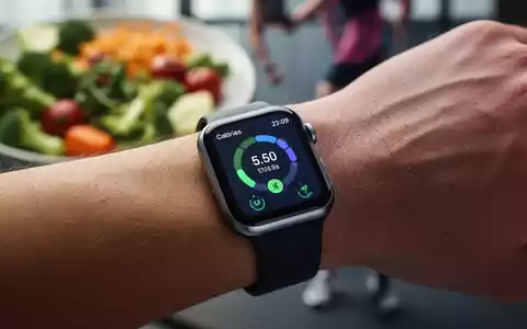 Eine Nahaufnahme eines Smartwatches am Handgelenk, das eine Kalorienzähl-App anzeigt, mit verschwommenem Hintergrund. - Foto: über boerse-global.de