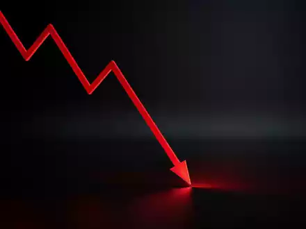 Eine stark fallende Aktienkurslinie auf einem dunklen Hintergrund, die einen finanziellen Absturz symbolisiert. - Foto: über boerse-global.de
