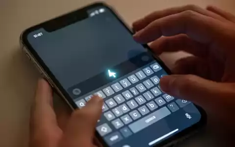 Nahaufnahme eines iPhone-Bildschirms mit virtueller Tastatur und leuchtendem Cursor, Hände interagieren mit dem Display. - Foto: über boerse-global.de