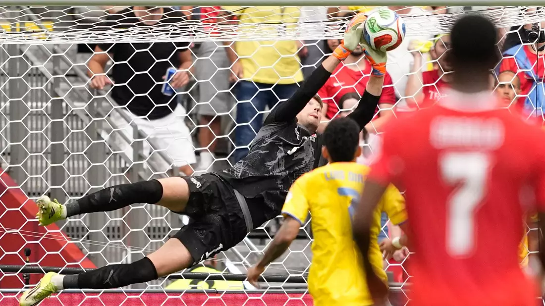 Gregor Kobel wurde zum Matchwinner der Schweiz. - Bild: Lindsey Wasson/AP/dpa