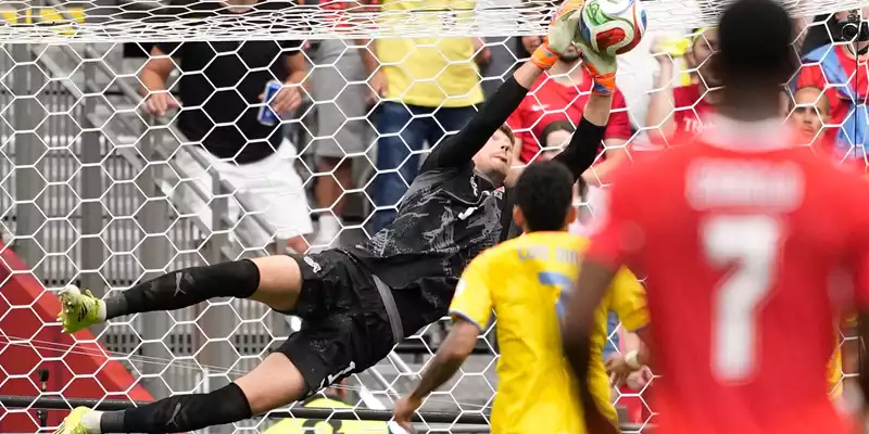 Gregor Kobel wurde zum Matchwinner der Schweiz. - Foto: Lindsey Wasson/AP/dpa