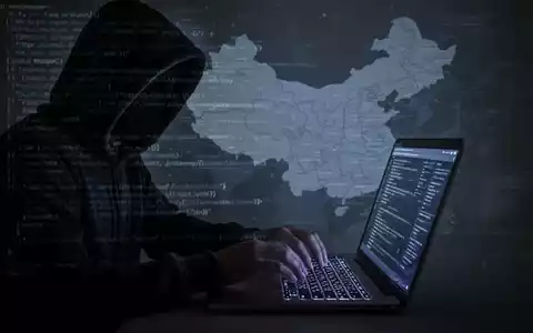Schattenfigur tippt auf Laptop, Codezeilen und China-Karte im Hintergrund, symbolisiert Cyberbedrohungen. - Foto: über boerse-global.de