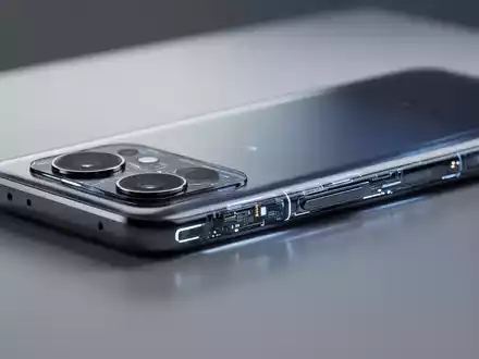 Ein modernes Smartphone, dessen Seitenansicht eine leichte Zunahme der Dicke und ein größeres Kameramodul zeigt. - Foto: über boerse-global.de