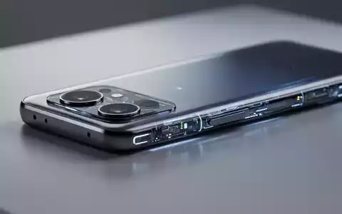 Ein modernes Smartphone, dessen Seitenansicht eine leichte Zunahme der Dicke und ein größeres Kameramodul zeigt. - Foto: über boerse-global.de