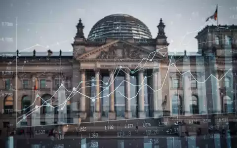 Abstrakte Darstellung von Finanzdaten und Gesetzestexten, die die Debatte um die Abschöpfung von KfW-Gewinnen symbolisieren. - Foto: über boerse-global.de