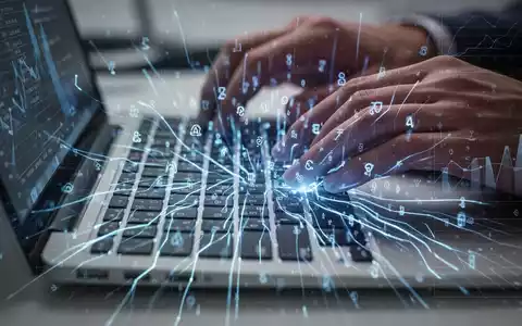 Nahaufnahme einer Laptop-Tastatur mit leuchtend blauen KI-Linien und Tabellenrastern, Hände bereit zum Tippen, symbolisiert KI-gesteuerte Produktivität. - Foto: über boerse-global.de