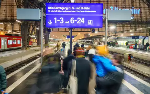 Die Deutsche Bahn will bei Gleiswechseln künftig besser kommunizieren. (Archivbild) - Foto: Andreas Arnold/dpa