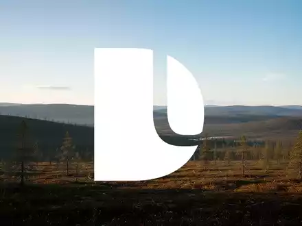 Weite, unberührte Wildnislandschaft unter einem klaren Himmel, die Ressourcenerkundung und Entwicklung darstellt. - Foto: über boerse-global.de