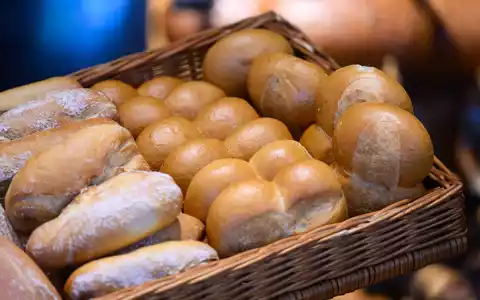 Verbraucher kaufen Brot und Brötchen heute vielfach nicht mehr beim klassischen Bäcker, sondern im Supermarkt. (Archivbild) - Foto: Robert Michael/dpa