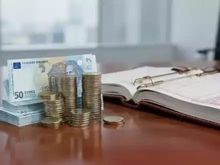 Gestapelte Schweizer Franken-Banknoten und Münzen neben einem klassischen Buchhaltungsbuch auf einem Schreibtisch. - Foto: über boerse-global.de
