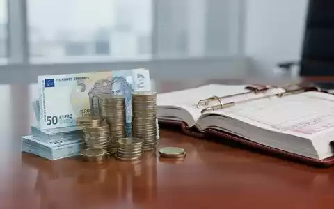 Gestapelte Schweizer Franken-Banknoten und Münzen neben einem klassischen Buchhaltungsbuch auf einem Schreibtisch. - Foto: über boerse-global.de