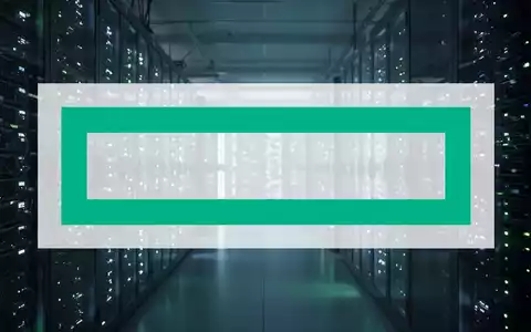Abstrakte, atmosphärische Aufnahme eines Rechenzentrums mit Reihen von Server-Racks, die Komplexität und finanzielle Herausforderungen andeuten. - Foto: über boerse-global.de