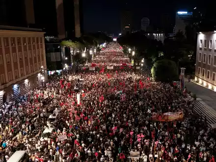 Seit gut 40 Tagen demonstrieren in Tirana große Menschenmengen gegen ein Tourismusprojekt in einem Naturschutzgebiet an der Adria. (Archivbild)  - Foto: Hameraldi Agolli/AP/dpa