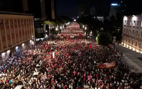 Seit gut 40 Tagen demonstrieren in Tirana große Menschenmengen gegen ein Tourismusprojekt in einem Naturschutzgebiet an der Adria. (Archivbild)  - Foto: Hameraldi Agolli/AP/dpa