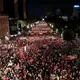 Seit gut 40 Tagen demonstrieren in Tirana große Menschenmengen gegen ein Tourismusprojekt in einem Naturschutzgebiet an der Adria. (Archivbild)  - Bild: Hameraldi Agolli/AP/dpa