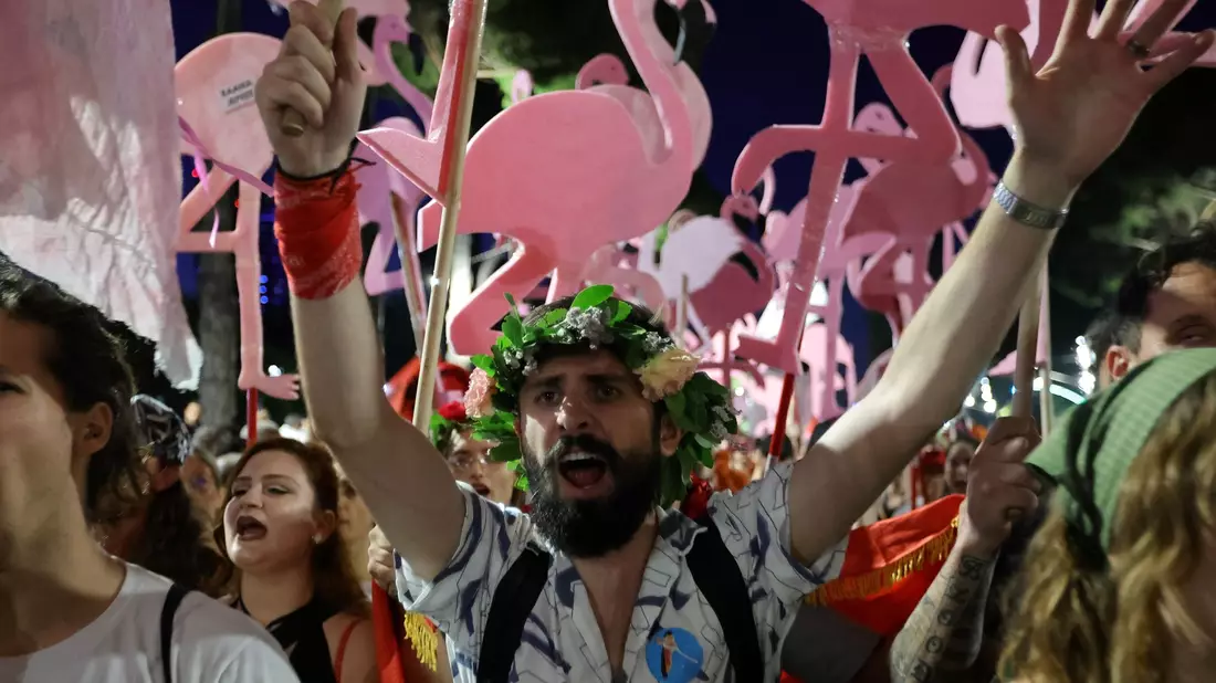 Es geht auch um Brutgebiete der Flamingos - deshalb spricht man inzwischen von der «Flamingo-Revolution» in Albanien. (Archivbild)  - Bild: Hameraldi Agolli/AP/dpa