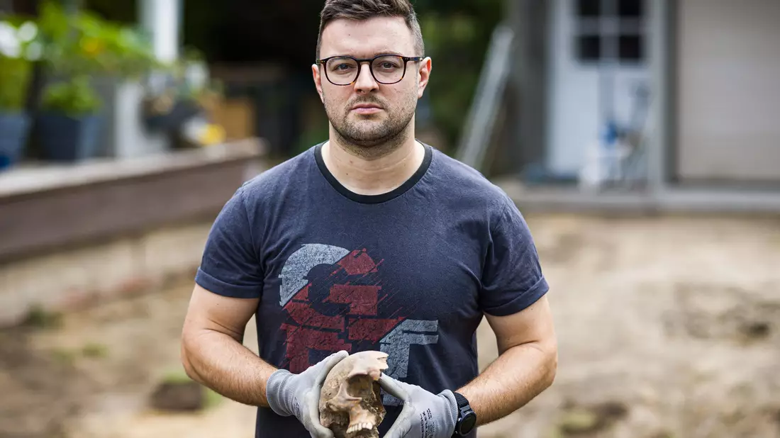 Felix Chall hat etliche Knochen in seinem Garten in Braunschweig gefunden. - Bild: Moritz Frankenberg/dpa