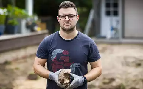Felix Chall hat etliche Knochen in seinem Garten in Braunschweig gefunden. - Foto: Moritz Frankenberg/dpa
