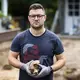 Felix Chall hat etliche Knochen in seinem Garten in Braunschweig gefunden. - Bild: Moritz Frankenberg/dpa
