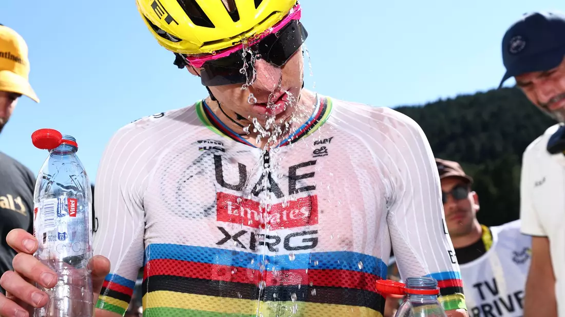 Auch Tour-Dominator Tadej Pogacar braucht viel Abkühlung in diesen Tagen.  - Bild: Anne-Christine Poujoulat/AFP via AP/dpa
