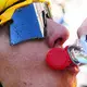 Viel trinken, Eiswürfel und Kühlwesten: So versuchen die Fahrer, Überhitzung zu vermeiden. - Bild: Thibault Camus/AP Pool/dpa