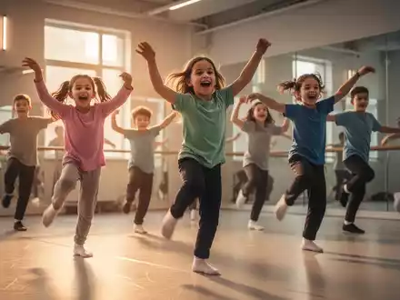 Kinder tanzen mit freudigen, ausdrucksvollen Bewegungen in einem modernen Tanzstudio, das in warmes, weiches Licht getaucht ist. - Foto: über boerse-global.de