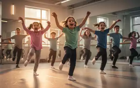 Kinder tanzen mit freudigen, ausdrucksvollen Bewegungen in einem modernen Tanzstudio, das in warmes, weiches Licht getaucht ist. - Foto: über boerse-global.de