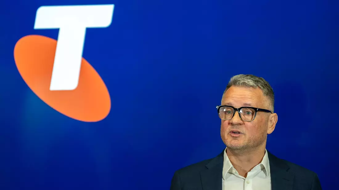 Telstra-Finanzvorstand Michael Ackland entschuldigte sich bei den betroffenen Kunden. - Bild: Jay Kogler/AAP/dpa