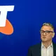 Telstra-Finanzvorstand Michael Ackland entschuldigte sich bei den betroffenen Kunden. - Bild: Jay Kogler/AAP/dpa