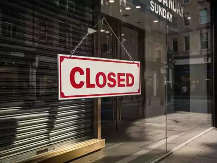 Ein geschlossenes Ladengeschäft an einem Sonntag mit einem deutlich sichtbaren 'Geschlossen'-Schild, das leere Straßen widerspiegelt. - Foto: über boerse-global.de