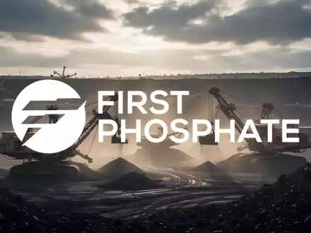 Abstrakte, atmosphärische Szene einer Bergbauindustrie mit Silhouetten von Maschinen in einer staubigen Tagebaulandschaft. - Foto: über boerse-global.de